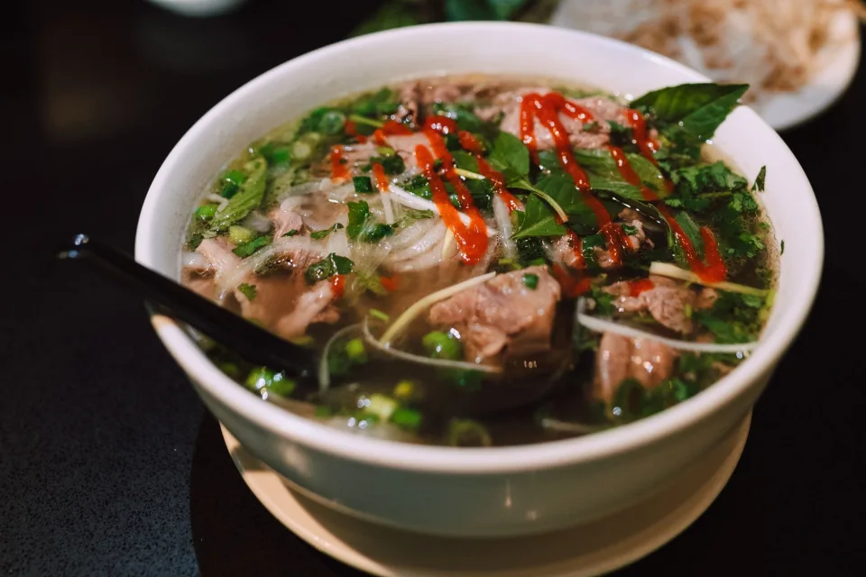 Bàn nướng đông khách tại Nâu